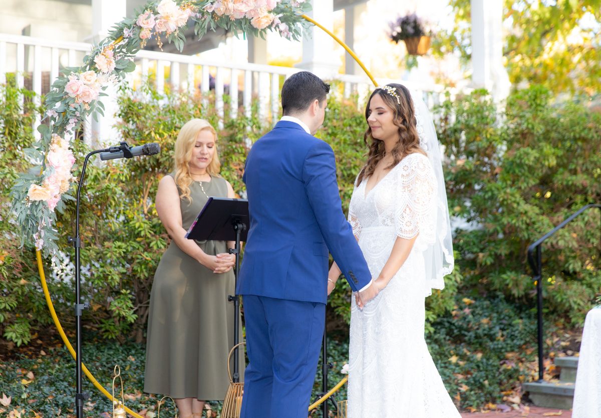 Married couple outside the Inn at Hastings Park